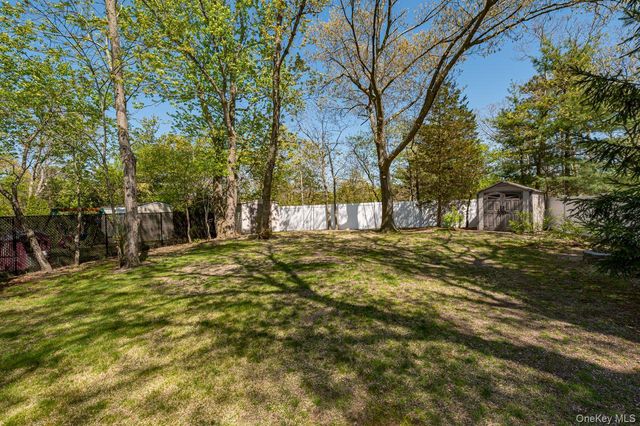 59 Serene Place, Hauppauge, NY 11788