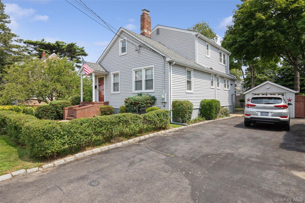 27 Litchfield Avenue, Babylon, NY 11702 — photo 2