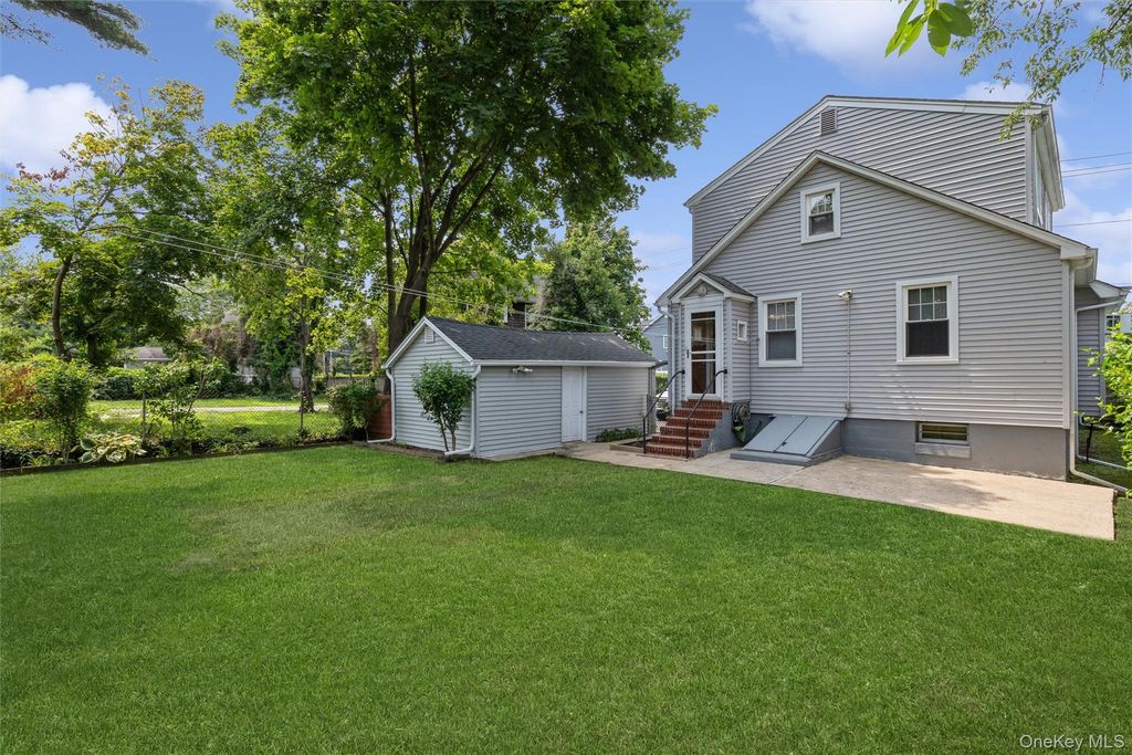 27 Litchfield Avenue, Babylon, NY 11702 — photo 3