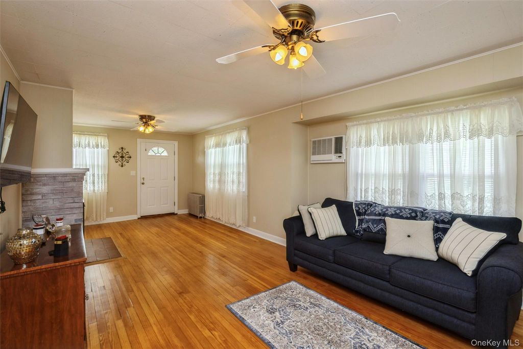 27 Litchfield Avenue, Babylon, NY 11702 — photo 5