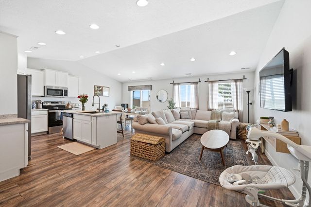 1175 W SILVER HOLLOW RD, Syracuse, UT 84075