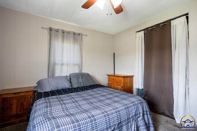 318 SE 48th ST, Topeka, KS 66609