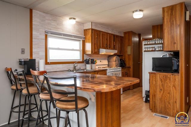 318 SE 48th ST, Topeka, KS 66609