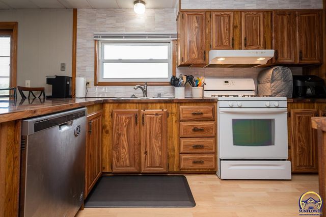 318 SE 48th ST, Topeka, KS 66609