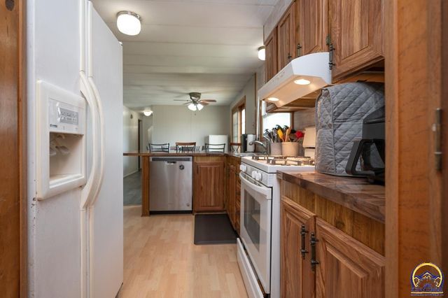 318 SE 48th ST, Topeka, KS 66609