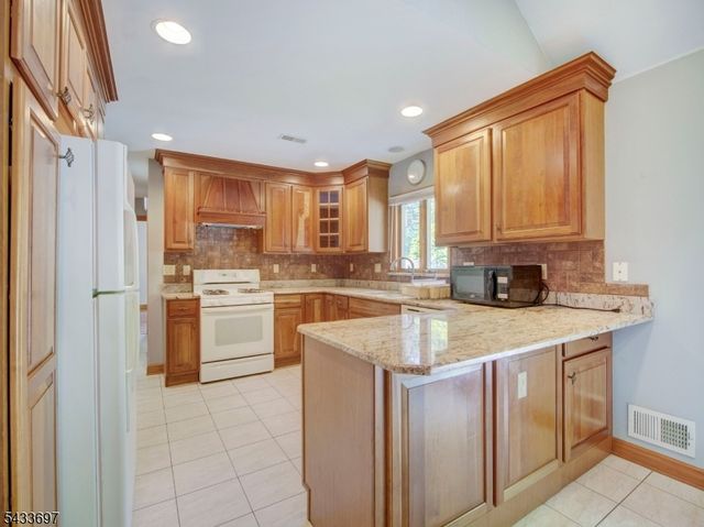 180 Mill Ln, Mountainside Boro, NJ 07092