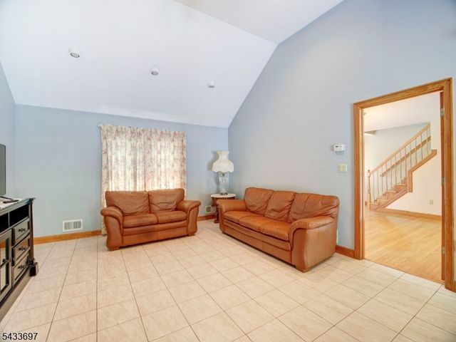 180 Mill Ln, Mountainside Boro, NJ 07092