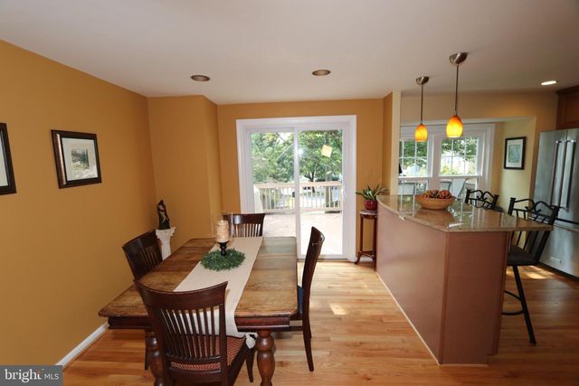 9041 WHITE ROSE LN, Fairfax, VA 22031