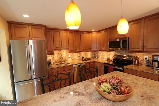 9041 WHITE ROSE LN, Fairfax, VA 22031