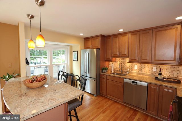 9041 WHITE ROSE LN, Fairfax, VA 22031