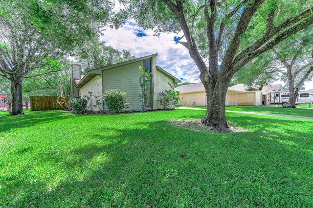 2702 Dove Tree Drive, Alvin, TX 77511