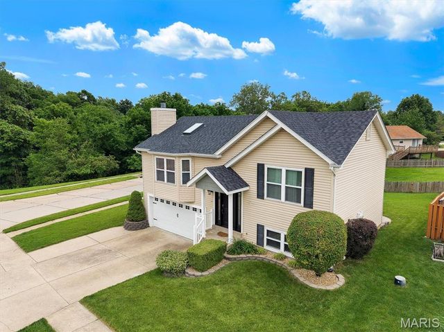 210 Kunze Drive, St Charles, MO 63303