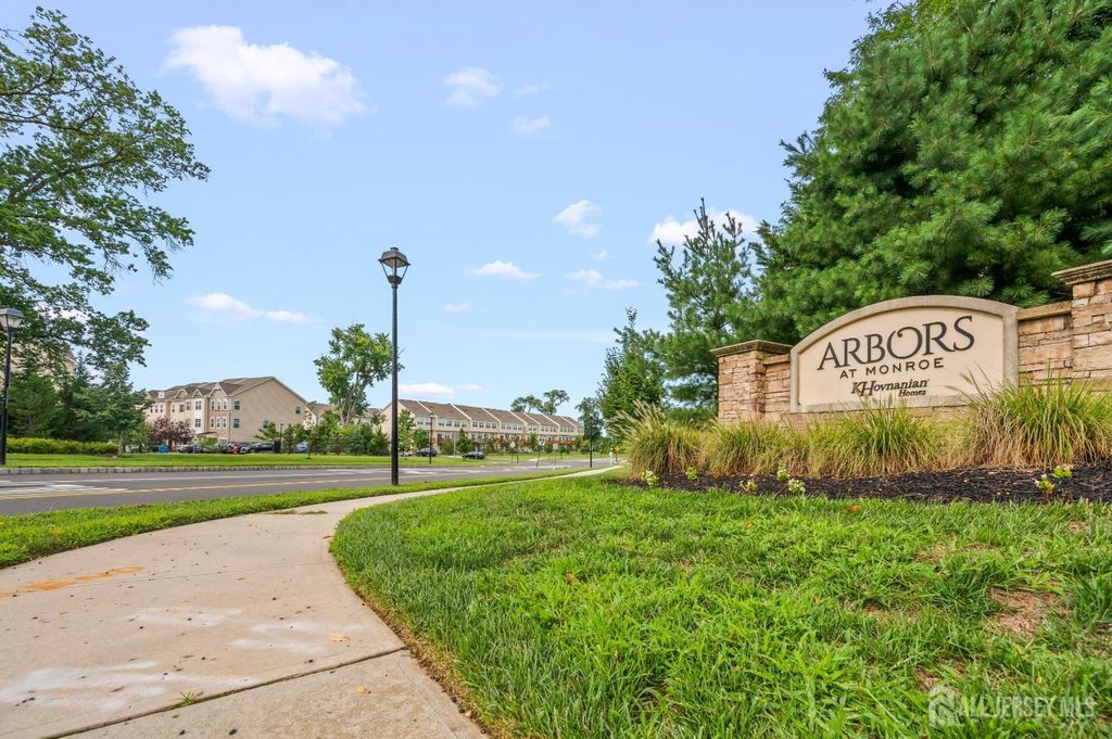 7 Larkspur Lane, Monroe, NJ 08831
