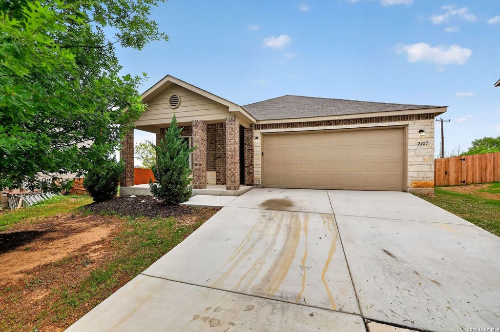 2427 CAMBERLY VW, Converse, TX 78109