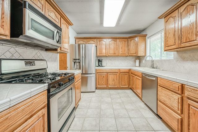 5400 Amber Avenue, Clovis, CA 93619