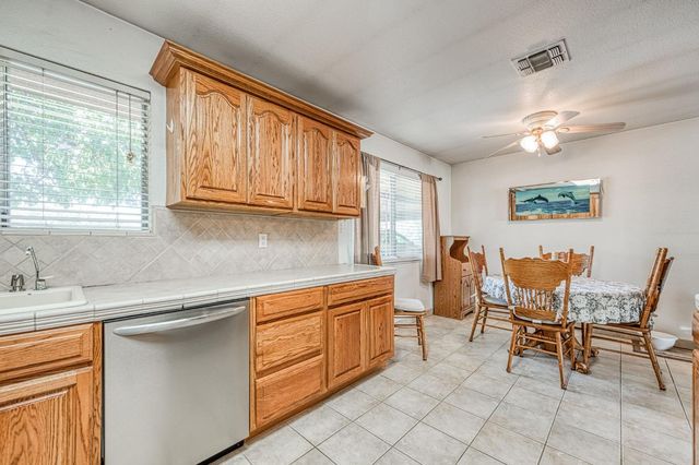 5400 Amber Avenue, Clovis, CA 93619