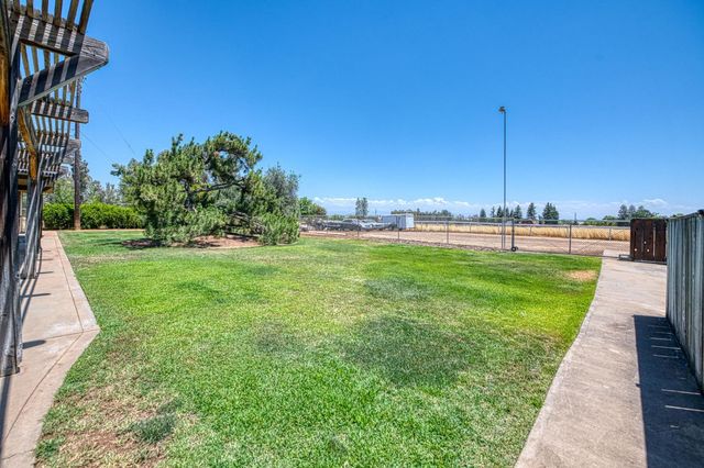 5400 Amber Avenue, Clovis, CA 93619