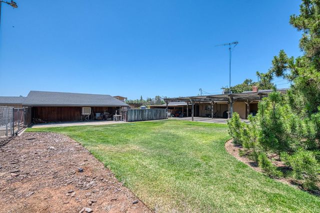 5400 Amber Avenue, Clovis, CA 93619