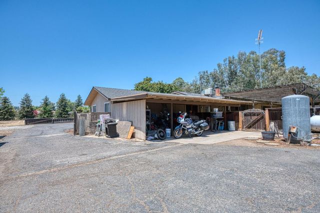 5400 Amber Avenue, Clovis, CA 93619