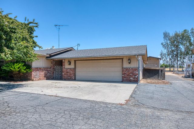 5400 Amber Avenue, Clovis, CA 93619