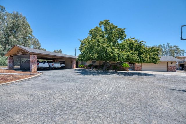 5400 Amber Avenue, Clovis, CA 93619