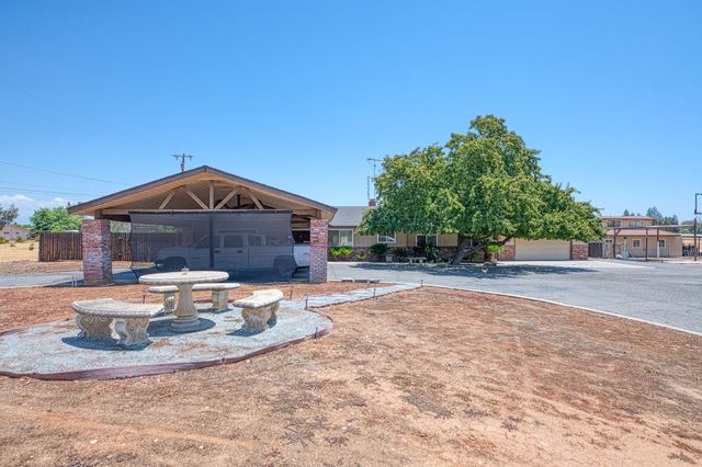 5400 Amber Avenue, Clovis, CA 93619