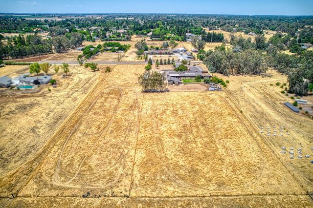 5400 Amber Avenue, Clovis, CA 93619