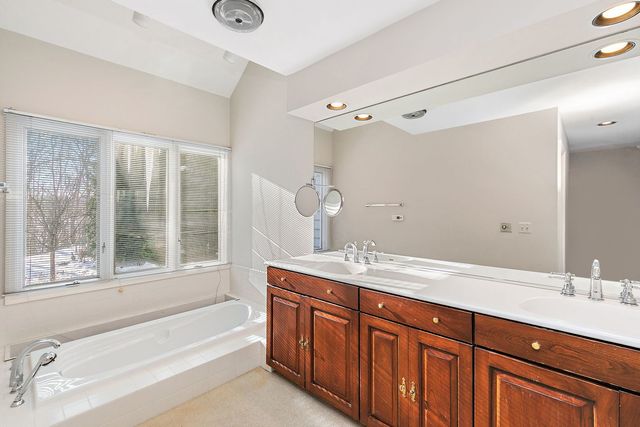 43 Ravenscraig Lane, Inverness, IL 60067