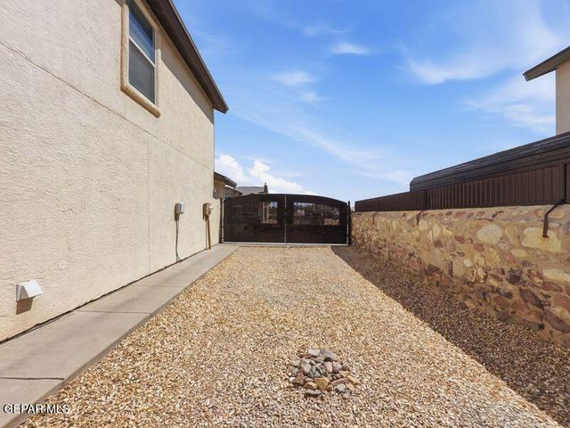 733 VERN BUTLER Drive, El Paso, TX 79932