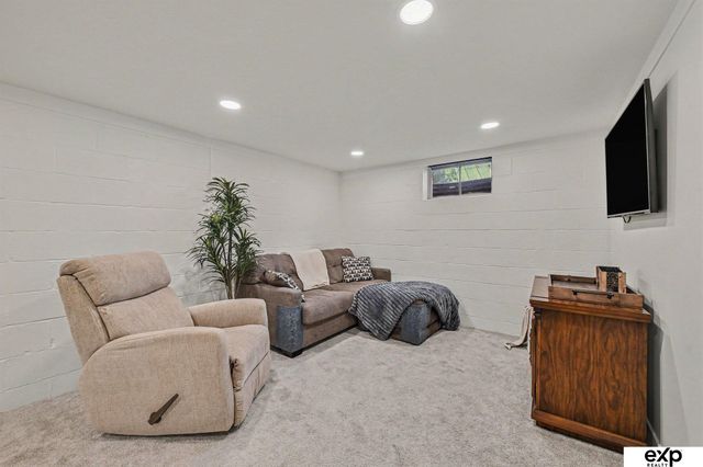 1439 S 54 Street, Omaha, NE 68106