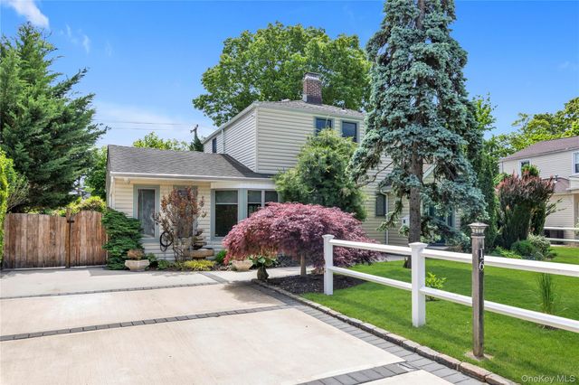 16 Deepdale Parkway, Roslyn Heights, NY 11577