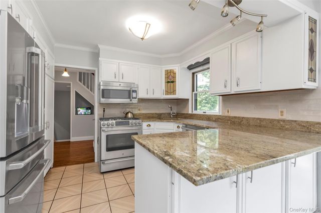 16 Deepdale Parkway, Roslyn Heights, NY 11577