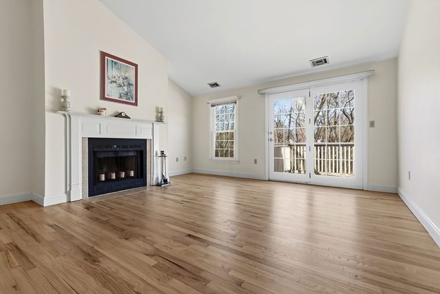 25 Essex Green Ln C, Peabody, MA 01960