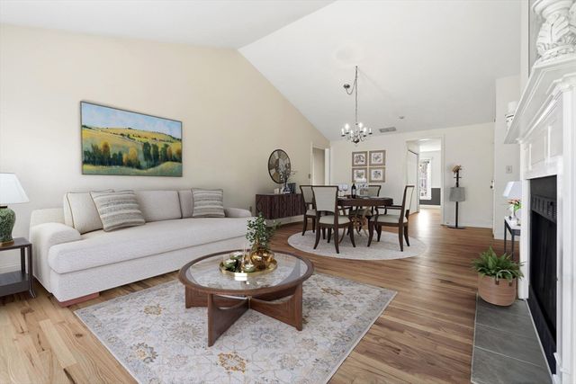 25 Essex Green Ln C, Peabody, MA 01960