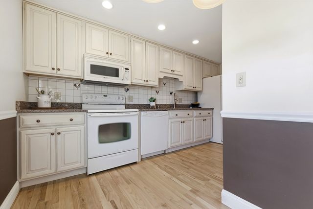 25 Essex Green Ln C, Peabody, MA 01960