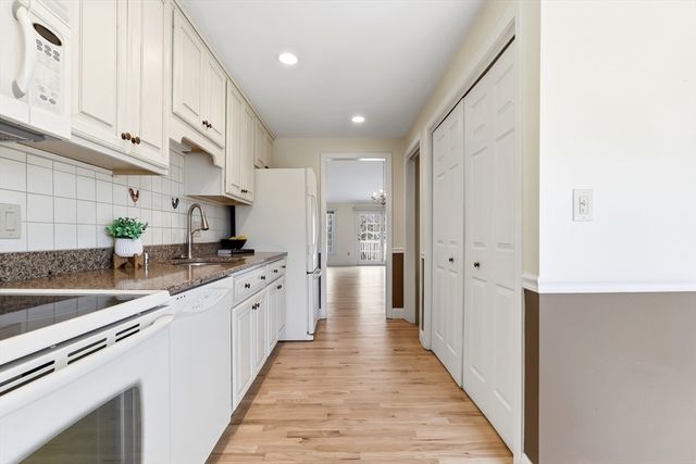 25 Essex Green Ln C, Peabody, MA 01960