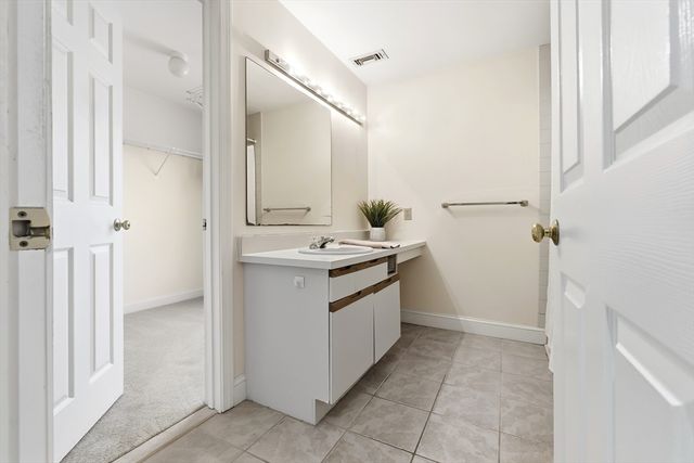 25 Essex Green Ln C, Peabody, MA 01960