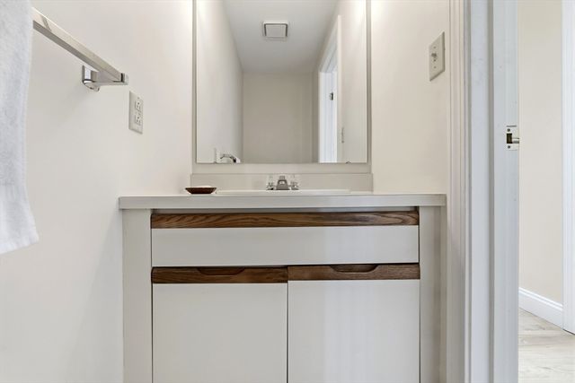 25 Essex Green Ln C, Peabody, MA 01960