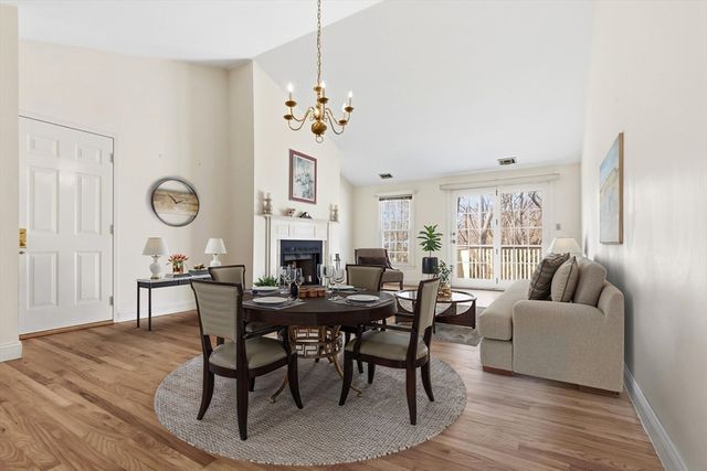 25 Essex Green Ln C, Peabody, MA 01960