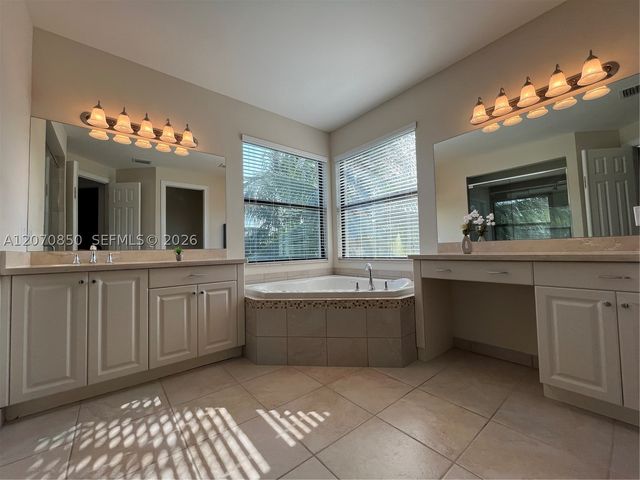 8248 Lost Creek Ln, Delray Beach, FL 33446
