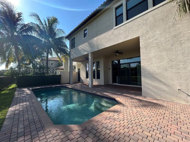 8248 Lost Creek Ln, Delray Beach, FL 33446