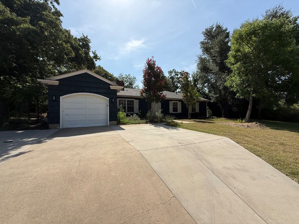 2010 N Locust Street, Denton, TX 76209