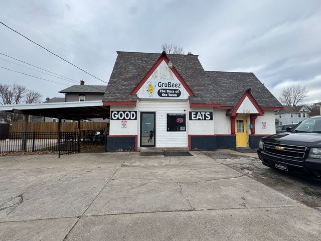 220 N Pine Street, Davenport, IA 52802