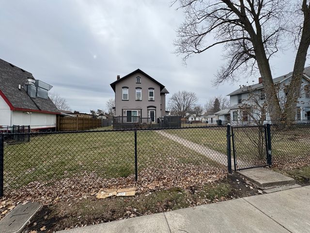 220 N Pine Street, Davenport, IA 52802