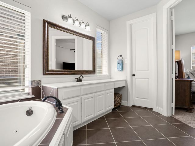 2827 Mariposa Drive, Grand Prairie, TX 75054