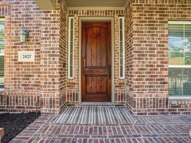 2827 Mariposa Drive, Grand Prairie, TX 75054