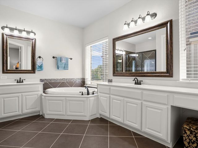 2827 Mariposa Drive, Grand Prairie, TX 75054