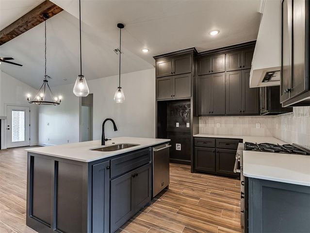 12425 Dolche Vita Drive, Yukon, OK 73099