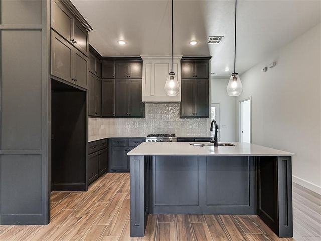 12425 Dolche Vita Drive, Yukon, OK 73099