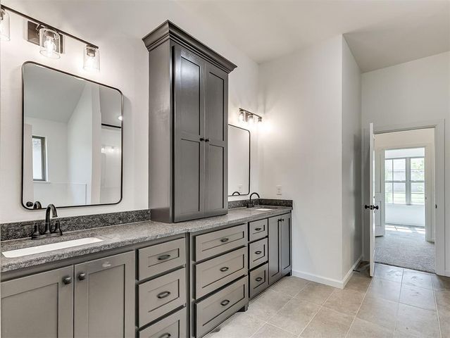 12425 Dolche Vita Drive, Yukon, OK 73099